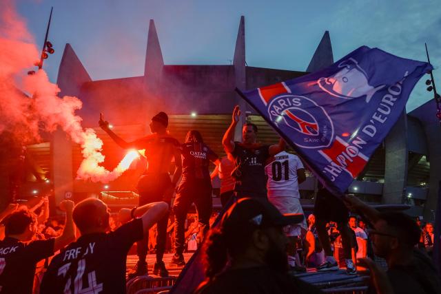 PSG supporters celebrate their team's win in the UEFA Champions League final BETWEEN Paris Saint-Germain (PSG) AND Arsenal FC played in Budapest, outside the Parc des Princes stadium in Paris on May 30, 2026. (Photo by Kenzo TRIBOUILLARD / AFP)
