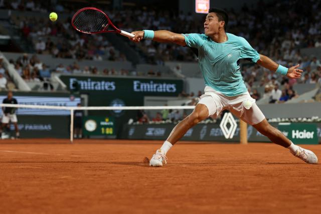 US Brandon Nakashima plays a backhand return to Canada's Felix Auger-Aliassime during their men's singles match on day 7 of the French Open tennis tournament on Court Philippe-Chatrier at the Roland-Garros Complex in Paris on May 30, 2026. (Photo by ALAIN JOCARD / AFP)