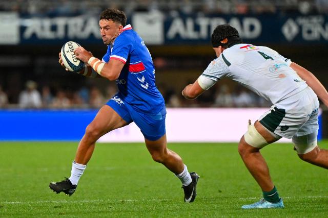 Montpellier’s Australian full-back Tom Banks (L) runs with the ball during the French Top14 rugby union match between Montpellier Herault Rugby and Section Paloise Bearn Pyrenees (Pau) at the GGL Stadium in Montpellier, southern France on May 30, 2026. (Photo by Sylvain THOMAS / AFP)