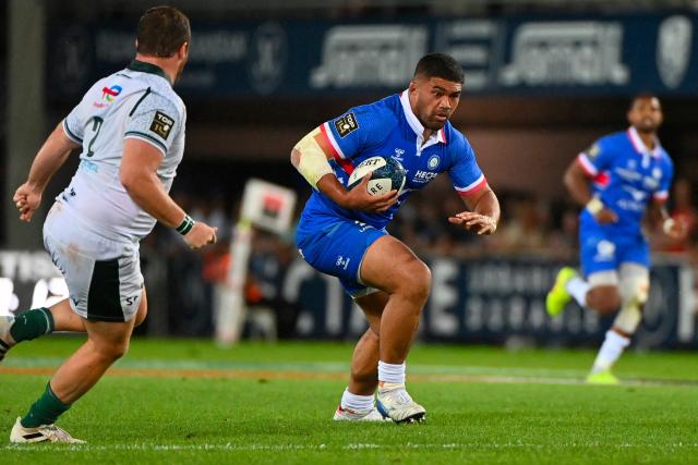 Montpellier’s Canadian lock Tyler Duguid (R) runs with the ball during the French Top14 rugby union match between Montpellier Herault Rugby and Section Paloise Bearn Pyrenees (Pau) at the GGL Stadium in Montpellier, southern France on May 30, 2026. (Photo by Sylvain THOMAS / AFP)