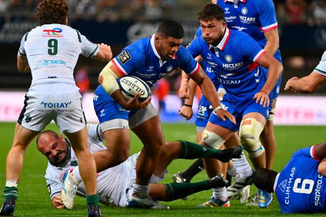 Montpellier’s Canadian lock Tyler Duguid (C) runs with the ball during the French Top14 rugby union match between Montpellier Herault Rugby and Section Paloise Bearn Pyrenees (Pau) at the GGL Stadium in Montpellier, southern France on May 30, 2026. (Photo by Sylvain THOMAS / AFP)