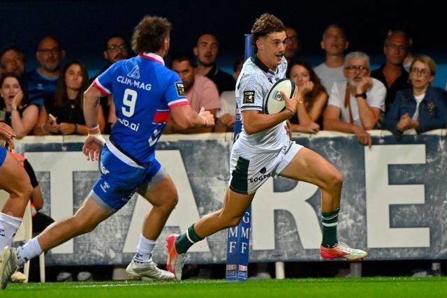 Pau's French wing Grégoire Arfeuil (R) runs to scores a try during the French Top14 rugby union match between Montpellier Herault Rugby and Section Paloise Bearn Pyrenees (Pau) at the GGL Stadium in Montpellier, southern France on May 30, 2026. (Photo by Sylvain THOMAS / AFP)
