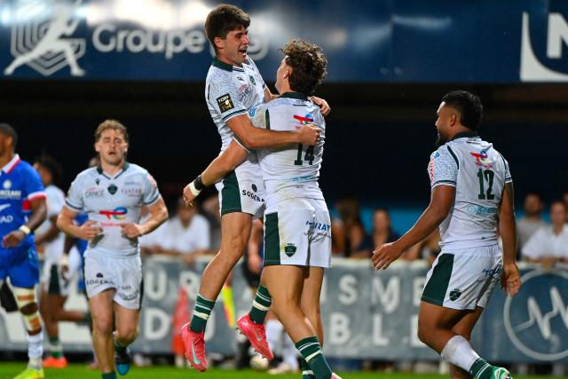 Pau's French wing Grégoire Arfeuil (C) is congratulated by his teammates after scoring a try during the French Top14 rugby union match between Montpellier Herault Rugby and Section Paloise Bearn Pyrenees (Pau) at the GGL Stadium in Montpellier, southern France on May 30, 2026. (Photo by Sylvain THOMAS / AFP)