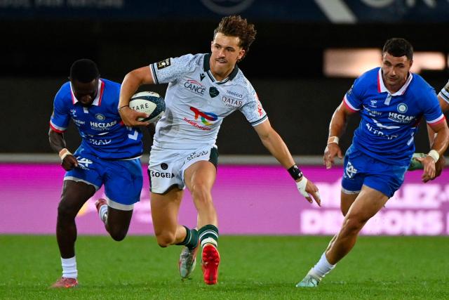 Pau's French wing Grégoire Arfeuil (C) runs with the ball during the French Top14 rugby union match between Montpellier Herault Rugby and Section Paloise Bearn Pyrenees (Pau) at the GGL Stadium in Montpellier, southern France on May 30, 2026. (Photo by Sylvain THOMAS / AFP)
