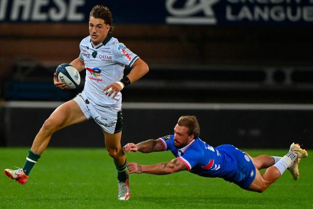 Pau's French wing Grégoire Arfeuil (L) during the French Top14 rugby union match between Montpellier Herault Rugby and Section Paloise Bearn Pyrenees (Pau) at the GGL Stadium in Montpellier, southern France on May 30, 2026. (Photo by Sylvain THOMAS / AFP)