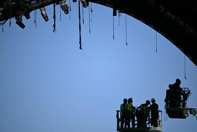 Workers operate in the structure for the upcoming UFC fight that US President Donald Trump will host as part of the 250th anniversary of the United States on the South Lawn of the White House in Washington, DC, on May 30, 2026. It has played host to countless world leaders and moments in history. Now US President Donald Trump has built a huge cage-fighting arena on the White House's South Lawn. (Photo by Brendan SMIALOWSKI / AFP)