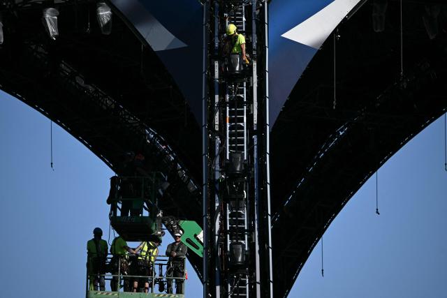 Workers operate in the structure for the upcoming UFC fight that US President Donald Trump will host as part of the 250th anniversary of the United States on the South Lawn of the White House in Washington, DC, on May 30, 2026. It has played host to countless world leaders and moments in history. Now US President Donald Trump has built a huge cage-fighting arena on the White House's South Lawn. (Photo by Brendan SMIALOWSKI / AFP)