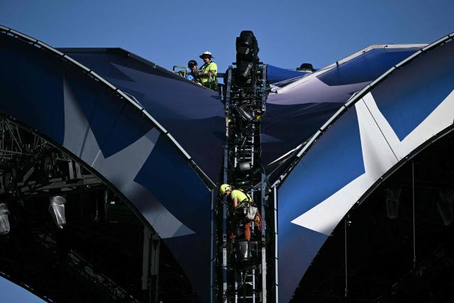 Workers operate in the structure for the upcoming UFC fight that US President Donald Trump will host as part of the 250th anniversary of the United States on the South Lawn of the White House in Washington, DC, on May 30, 2026. It has played host to countless world leaders and moments in history. Now US President Donald Trump has built a huge cage-fighting arena on the White House's South Lawn. (Photo by Brendan SMIALOWSKI / AFP)