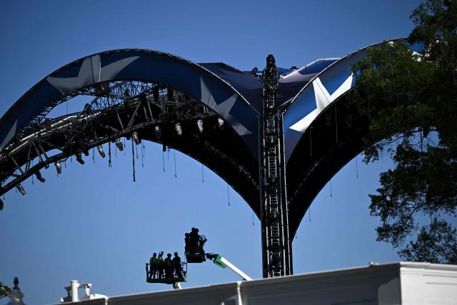 Workers operate in the structure for the upcoming UFC fight that US President Donald Trump will host as part of the 250th anniversary of the United States on the South Lawn of the White House in Washington, DC, on May 30, 2026. It has played host to countless world leaders and moments in history. Now US President Donald Trump has built a huge cage-fighting arena on the White House's South Lawn. (Photo by Brendan SMIALOWSKI / AFP)