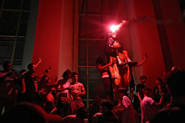 PSG supporters celebrate their team's win in the UEFA Champions League final between Paris Saint-Germain (PSG) and Arsenal FC played in Budapes in Paris on May 30, 2026. (Photo by LOU BENOIST / AFP)