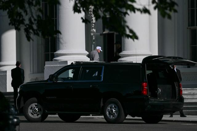 US President Donald Trump returns from Trump National Golf Club to the White House in Washington, DC, on May 30, 2026. (Photo by Brendan SMIALOWSKI / AFP)