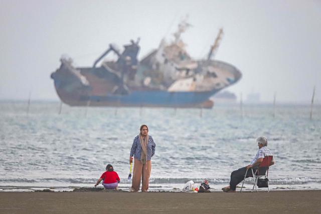 TOPSHOT - In this picture obtained from Iran's ISNA news agency on June 1, 2026, Iranians sit on Suru Beach in Bandar Abbas along the Strait of Hormuz. The United States and Iran traded strikes as negotiations between the two sides stalled and Tehran again insisted any peace deal must also cover Israel's escalating offensive into Lebanon. (Photo by AMIRHOSSEIN KHORGOOEI / ISNA / AFP) / 