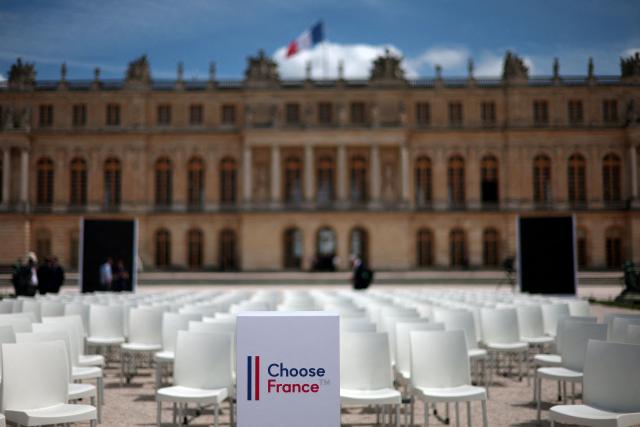 This picture taken on June 1, 2026, shows the logo of the "Choose France Summit", aiming to attract foreign investors to the country at the Chateau de Versailles, near Paris on June 1, 2026. France's President said on June 1, 2026 he was expecting "record" 93 billion euros ($108 billion) foreign investment, including for artificial intelligence and data centres as France hosts more than 200 top executives at a business summit in Versailles. (Photo by Gonzalo Fuentes / POOL / AFP)