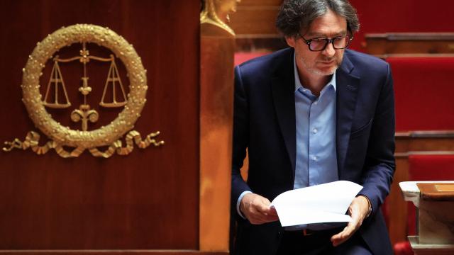Les Democrates' MP Erwan Balanant arrives on stage to deliver a speech during the debate on child protection and on tackling violence in schools at the National Assembly, France's Parliament lower house, in Paris on June 1, 2026. (Photo by Ludovic MARIN / AFP)