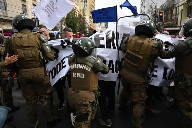 Protesters clash with the police during a march against President Jose Antonio Kast's State of the Nation address in Valparaiso, Chile, on June 1, 2026. (Photo by RODRIGO ARANGUA / AFP)