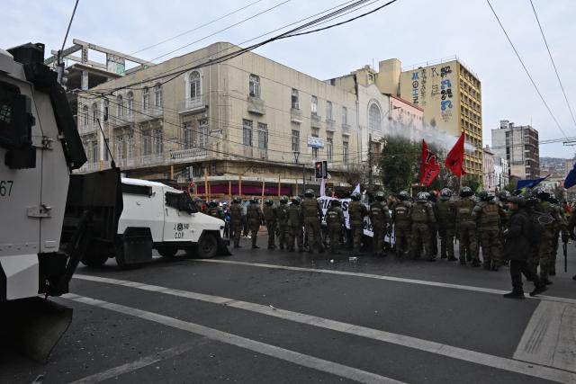 Protesters clash with the police during a march against President Jose Antonio Kast's State of the Nation address in Valparaiso, Chile, on June 1, 2026. (Photo by RODRIGO ARANGUA / AFP)