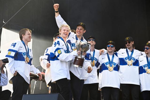 Team Finland including hockey players Mikael Granlund (L-R), Konsta Helenius, Jesse Puljujarvi and their teammates celebrate with the fans in Helsinki, Finland on June 1, 2026, one day after Finland won the IIHF Ice Hockey Men's World Championship final match against Switzerland in Zurich. (Photo by Jussi Nukari / Lehtikuva / AFP) / Finland OUT