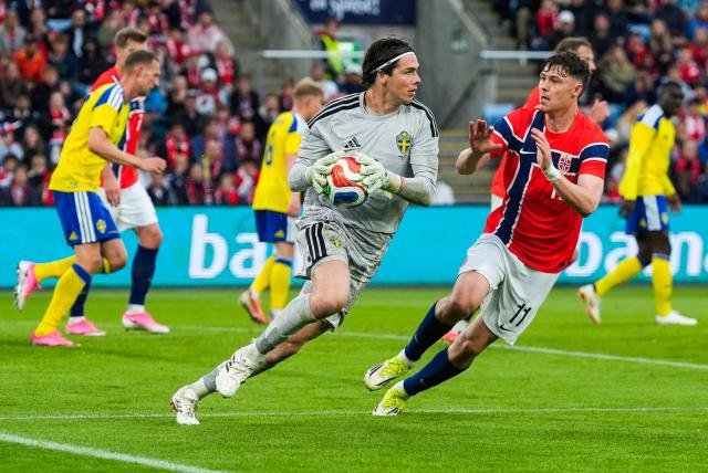 Sweden's goalkeeper #01 Jacob Zetterstrom gets the ball brfore Norway's forward #11 Jorgen Strand Larsen (R) during the friendly match between Norway and Sweden at Ullevaal Stadium, on June 1, 2026 ahead of the 2026 FIFA World Cup football tournament.  (Photo by Terje Pedersen / NTB / AFP) / Norway OUT