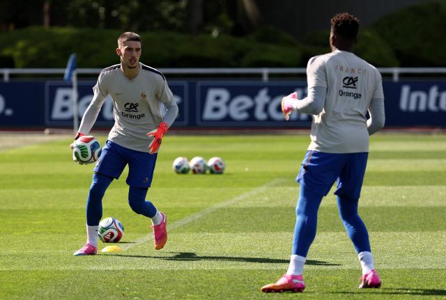 France's goalkeeper #23 Robin Risser (L) takes part in a training session at the national team training grounds in Clairefontaine-en-Yvelines, southwest of Paris, on June 1, 2026, as part of their preparation for the upcoming 2026 FIFA World Cup football tournament. (Photo by FRANCK FIFE / AFP)