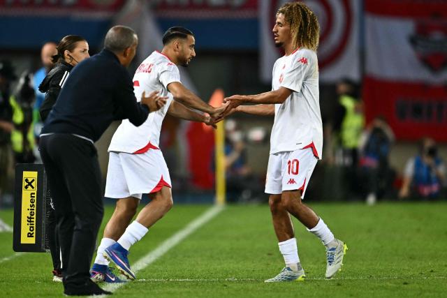 Tunisia's French head coach Sabri Lamouchi (L) applauds as Tunisia's midfielder #10 Hannibal Mejbri (R) is replaced by Tunisia's midfielder #15 Hadj Mahmoud (C) during the friendly football match between Austria and Tunisia in Vienna, Austria on June 1, 2026 ahead of the 2026 FIFA World Cup football tournament. (Photo by Joe Klamar / AFP)
