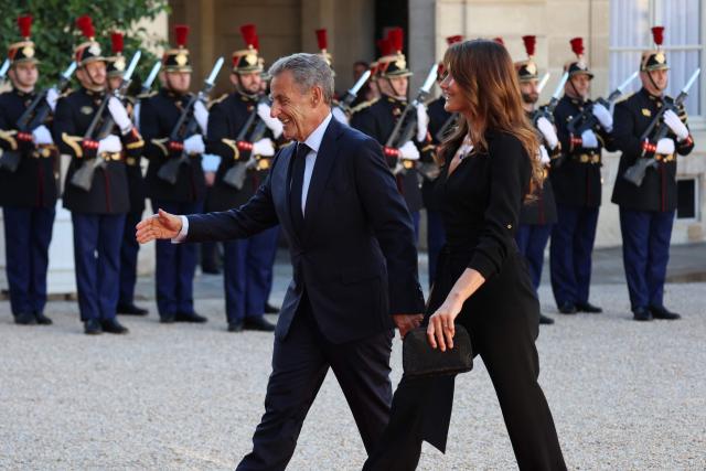French former president Nicolas Sarkozy and his wife Italian-French singer Carla Bruni arrive for a state dinner in the honor of Rwanda's president at the Elysee Presidential Palace, in Paris on June 2, 2026. France's president hailed France's "unprecedented" rapprochement with Rwanda as he unveiled a monument to victims of the 1994 genocide in the presence of the leader of the east African nation. (Photo by Ludovic MARIN / AFP)