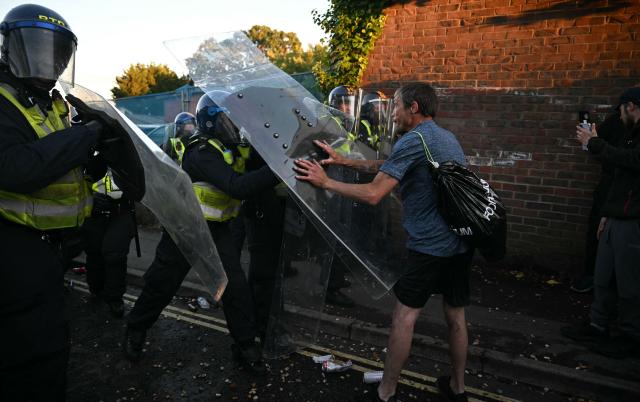 A demonstrator remonstrates with police near Portswood Police Station, following a protest march in Southampton, southern England, on June 2, 2026, held in reaction to the Police's handling of the detention of victim Henry Nowak, following the conviction of his murderer Vickrum Digwa. Body camera footage of dying student Henry Nowak, who was handcuffed by British police after being stabbed by Sikh man Vickrum Digwa, and falsely accused of racially abusing his murderer sparked outrage Tuesday. (Photo by JUSTIN TALLIS / AFP)