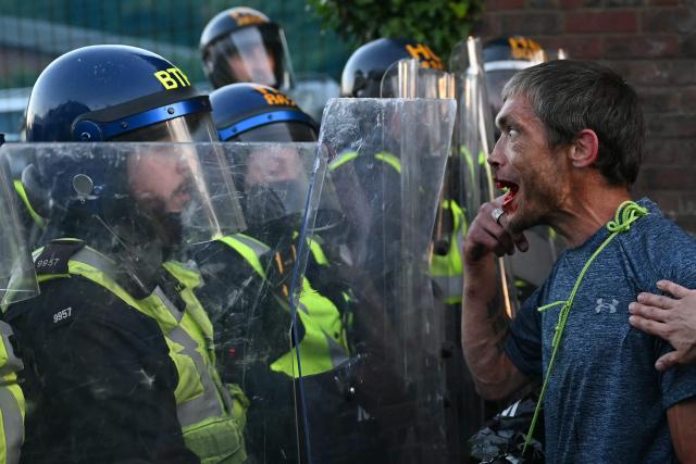 A demonstrator reacts after he kicked a police wall near Portswood Police Station, following a protest march in Southampton, southern England, on June 2, 2026, held in reaction to the Police's handling of the detention of victim Henry Nowak, following the conviction of his murderer Vickrum Digwa. Body camera footage of dying student Henry Nowak, who was handcuffed by British police after being stabbed by Sikh man Vickrum Digwa, and falsely accused of racially abusing his murderer sparked outrage Tuesday. (Photo by JUSTIN TALLIS / AFP)