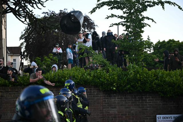 Demonstrators throw an object at near Portswood Police Station in Southampton, southern England, on June 2, 2026, held in reaction to the Police's handling of the detention of victim Henry Nowak, following the conviction of his murderer Vickrum Digwa. Body camera footage of dying student Henry Nowak, who was handcuffed by British police after being stabbed by Sikh man Vickrum Digwa, and falsely accused of racially abusing his murderer sparked outrage Tuesday. (Photo by JUSTIN TALLIS / AFP)