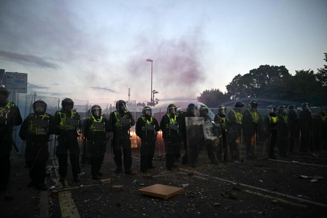 Police officers in riot gear hold their line as near Portswood Police Station in Southampton, southern England, on June 2, 2026, during a protest held in reaction to the Police's handling of the detention of victim Henry Nowak, following the conviction of his murderer Vickrum Digwa. Body camera footage of dying student Henry Nowak, who was handcuffed by British police after being stabbed by Sikh man Vickrum Digwa, and falsely accused of racially abusing his murderer sparked outrage Tuesday. (Photo by JUSTIN TALLIS / AFP)