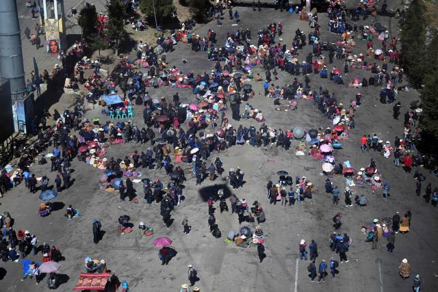 Anti-government demonstrators hold a road blockade in the La Ceja area of El Alto, Bolivia, on June 2, 2026, following days of protests amid growing political tensions and supply shortages affecting different regions of the country. Since last May, workers, peasants, miners, transport workers, and teachers have been calling for urgent action to confront the country’s most severe economic crisis in forty years, and their demands include concrete economic measures as well as the resignation of President Rodrigo Paz. (Photo by Marvin RECINOS / AFP)