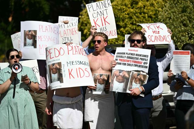 People gather to protest outside the Democratic Senatorial Campaign Committee building on June 2, 2026 in Washington, DC, as Maine Democratic Senate candidate Graham Platner meets with Democratic Senators. A gruff oyster farmer who only recently got rid of his Nazi-style tattoo is the unlikely face of the Democrats' bid to seize the Senate from President Donald Trump's Republicans -- and recover working-class voters. (Photo by Kent NISHIMURA / AFP)