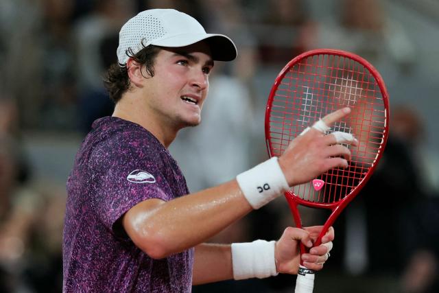 Brazil's Joao Fonseca reacts after a point as he plays against Czech Republic's Jakub Mensik during their men's quarter final singles match on day 10 of the French Open tennis tournament on Court Philippe-Chatrier at the Roland-Garros Complex in Paris on June 2, 2026. (Photo by Thomas SAMSON / AFP)