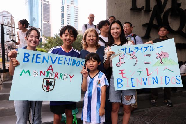 Japanese fans show welcome signs for the arrival of the Japan's players in Monterrey, Mexico on June 2, 2026, ahead of the FIFA 2026 World Cup football tournament. (Photo by Julio Cesar AGUILAR / AFP)