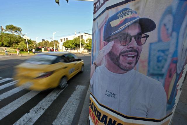 (FILES) A taxi rides past a propaganda poster of Colombia's presidential candidate for the Defensores de la Patria party, Abelardo de la Espriella, in Barranquilla, Colombia on June 1, 2026, a day after the presidential election. A Colombian court ordered far-right presidential candidate Abelardo de la Espriella to issue a public apology for making sexist remarks during an interview and for pressuring a female journalist to comment on his genitals, according to a court order on June 2, 2026. (Photo by Rodrigo BUENDIA / AFP)