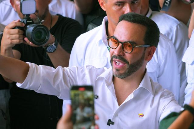 (FILES) Colombia's presidential candidate Abelardo de la Espriella, of the Salvadores de la Patria movement, greets supporters as he votes at a polling station during the presidential election in Barranquilla, Colombia, on May 31, 2026. A Colombian court ordered far-right presidential candidate Abelardo de la Espriella to issue a public apology for making sexist remarks during an interview and for pressuring a female journalist to comment on his genitals, according to a court order on June 2, 2026. (Photo by Vanessa ROMERO / AFP)