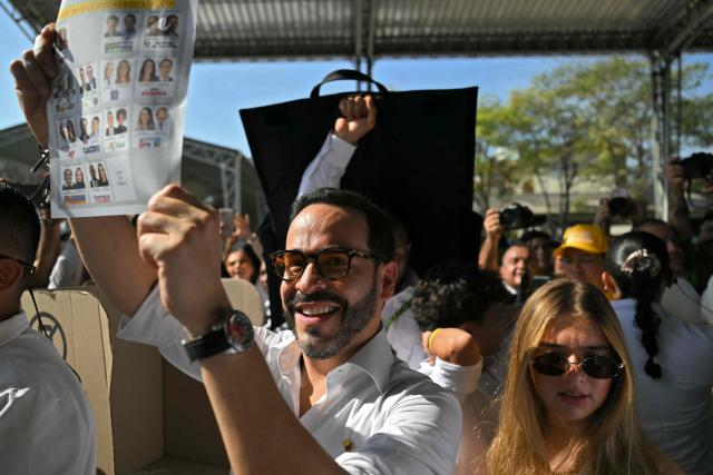 (FILES) Colombia's presidential candidate Abelardo de la Espriella, of the Salvadores de la Patria movement, shows his ballot as he votes at a polling station during the presidential election in Barranquilla, Colombia, on May 31, 2026. A Colombian court ordered far-right presidential candidate Abelardo de la Espriella to issue a public apology for making sexist remarks during an interview and for pressuring a female journalist to comment on his genitals, according to a court order on June 2, 2026. (Photo by Rodrigo BUENDIA / AFP)