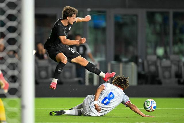 New Zealand's defender #24 Callan Elliot (L) blocks the ball controlled by Haiti's defender #08 Martin Experience during an international friendly football match between Haiti and New Zealand at Inter Miami CF Stadium in Fort Lauderdale, Florida on June 2, 2026. (Photo by CHANDAN KHANNA / AFP)