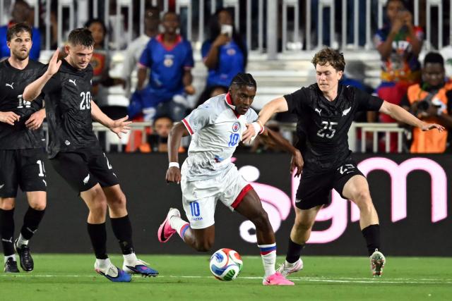 Haiti's midfielder #10 Jean-Ricner Bellegarde (C) controls the ball as he's defended by New Zealand's midfielder #25 Lachlan Bayliss and New Zealand's forward #20 Callum McCowatt during an international friendly football match between Haiti and New Zealand at Inter Miami CF Stadium in Fort Lauderdale, Florida on June 2, 2026. (Photo by CHANDAN KHANNA / AFP)