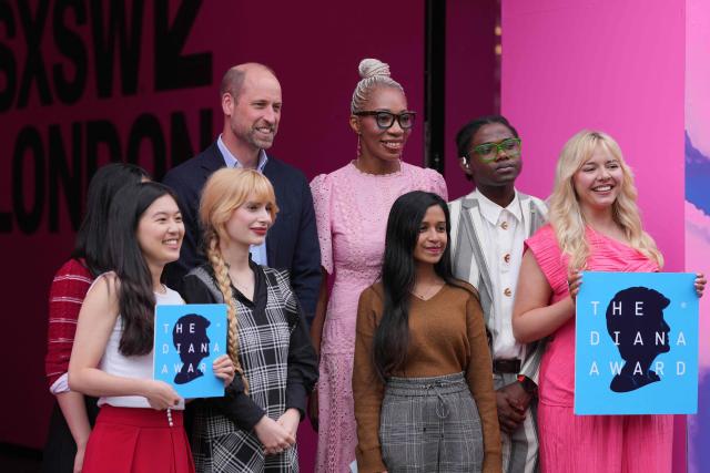 Britain's Prince William, Prince of Wales poses for a photo with winners of the Diana Award, Sophie Pender (R) and Vivi Lin (L) at The Diana Award charity during the SXSW (South by Southwest) Festival, in Shoreditch, east London on June 3, 2026. (Photo by Kin CHEUNG / POOL / AFP)
