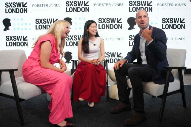 Britain's Prince William, Prince of Wales speaks to two winners of the Diana Award, Sophie Pender and Vivi Lin (C) at The Diana Award charity during the SXSW (South by Southwest) Festival, in Shoreditch, east London on June 3, 2026. (Photo by Kin CHEUNG / POOL / AFP)