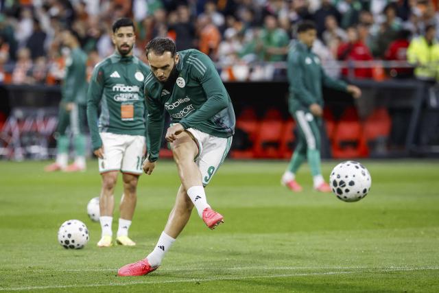 Algeria's forward Amine Gouiri warms up prior to the international friendly football match between the Netherlands and Algeria ahead of the 2026 FIFA World Cup football tournament at the De Kuip stadium in Rotterdam on June 3, 2026. (Photo by Bas Czerwinski / ANP / AFP) / Netherlands OUT