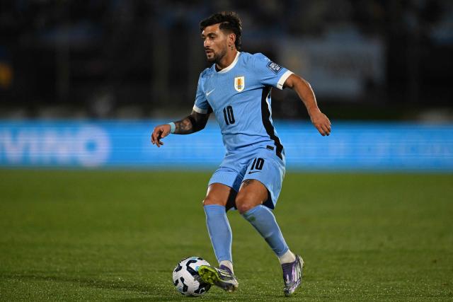 (FILES) Uruguay's midfielder #10 Giorgian de Arrascaeta controls the ball during the 2026 FIFA World Cup South American qualifiers football match between Uruguay and Peru at the Centenario stadium in Montevideo on September 4, 2025. Attacking midfielder Giorgian de Arrascaeta, the playmaker for the Uruguay national team, has suffered a calf muscle injury but remains in the squad for the 2026 World Cup, the Uruguayan Football Association announced on June 3, 2026. (Photo by Eitan ABRAMOVICH / AFP)