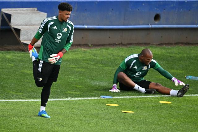 South Africa's goalkeeper Ronwen Williams (L) takes part in a training session at Hidalgo Stadium in Pachuca, Mexico on June 3, 2026, ahead of the FIFA 2026 World Cup football tournament. (Photo by YURI CORTEZ / AFP)