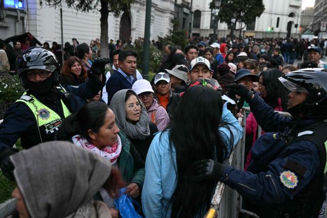 People stand in line to buy chicken amid food shortages caused by the blockades, in La Paz on June 3, 2026. Hundreds of demonstrators demanded on June 1, in Bolivia’s political capital the resignation of President Rodrigo Paz, as one month of protests and road blockades continues across the country with no solution to the crisis in sight. (Photo by Marvin RECINOS / AFP)