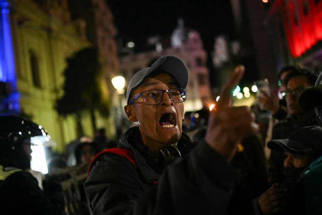 A man protests over a lack of chicken amid food shortages caused by the blockades, in La Paz on June 3, 2026. Hundreds of demonstrators demanded on June 1, in Bolivia’s political capital the resignation of President Rodrigo Paz, as one month of protests and road blockades continues across the country with no solution to the crisis in sight. (Photo by Marvin RECINOS / AFP)