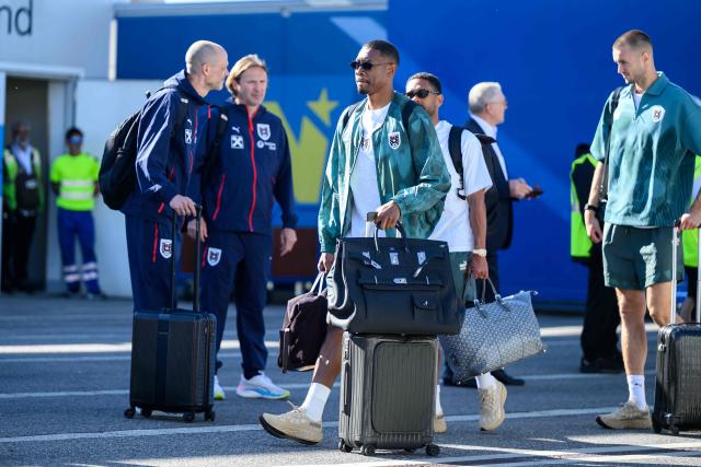 Austria's national football team player David Alaba (C) and team members arrive to board a plane before the team departed from the Schwechat airport near Vienna, Austria, on June 4, 2026, ahead of the FIFA 2026 World Cup. (Photo by MAX SLOVENCIK / APA / AFP) / Austria OUT