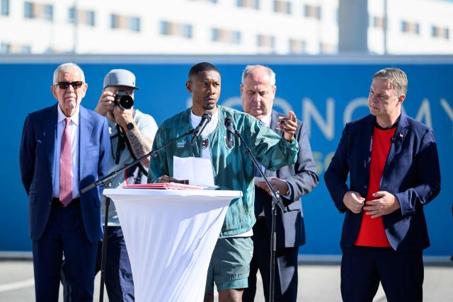 Austria's President Alexander Van der Bellen (L) and Austria's Vice-Chancellor Andreas Babler (R) look on as Austria's national football team player David Alaba (C) spaks as the team arrives to board a plane before the team departed from the Schwechat airport near Vienna, Austria, on June 4, 2026, ahead of the FIFA 2026 World Cup. (Photo by MAX SLOVENCIK / APA / AFP) / Austria OUT