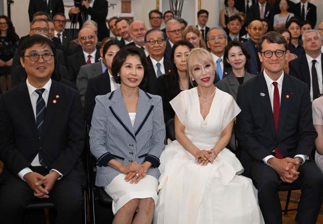 (L-R) South Korea's Culture, Sports and Tourism Minister Chae Hwi-young, South Korea's First Lady Kim Hea Kyung, South Korean soprano Jo Sumi and French Ambassador to South Korea Philippe Bertoux attend a ceremony celebrating the 140th anniversary of Korea-France diplomatic relations at Seokjojeon Hall of Deoksugung Palace in Seoul on June 4, 2026. (Photo by Jung Yeon-je / AFP)