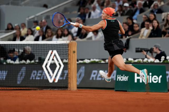 Russia's Diana Shnaider plays a forehand return to Poland's Maja Chwalinska during their women's semi final singles match on day 12 of the French Open tennis tournament on Court Philippe-Chatrier at the Roland-Garros Complex in Paris on June 4, 2026. (Photo by Dimitar DILKOFF / AFP)