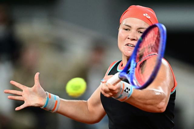 Russia's Diana Shnaider plays a forehand return to Poland's Maja Chwalinska during their women's semi final singles match on day 12 of the French Open tennis tournament on Court Philippe-Chatrier at the Roland-Garros Complex in Paris on June 4, 2026. (Photo by JULIEN DE ROSA / AFP)